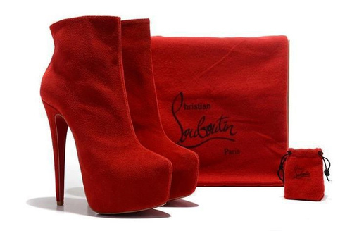 Красные ботинки и красная сумка