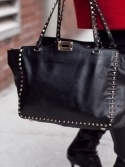 Звезды с Rockstud Leather Tote