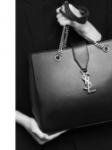 Звезды с CLASSIC MONOGRAM SAINT LAURENT SHOPPING BAG