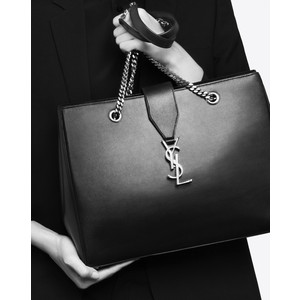 Звезды с CLASSIC MONOGRAM SAINT LAURENT SHOPPING BAG