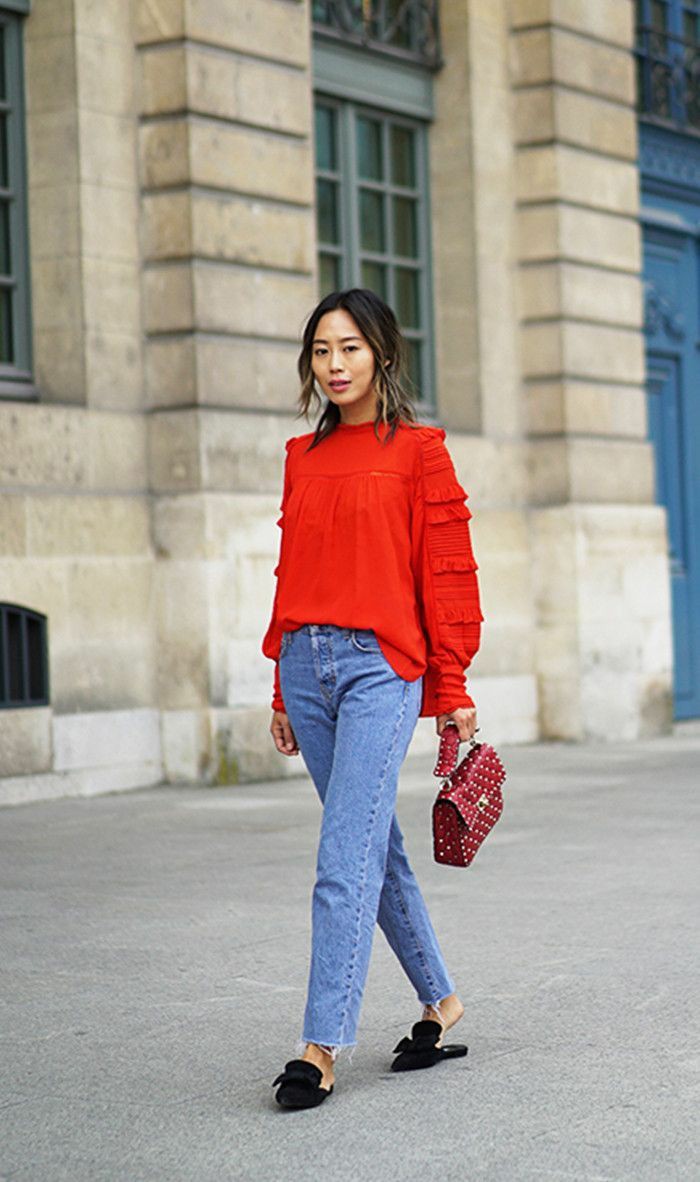 Красная блузка и джинсы
